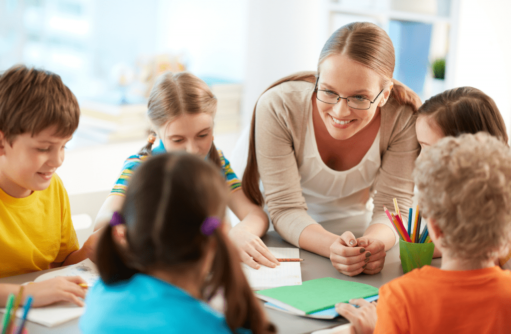 Bambini impegnati in attività educative e di gioco