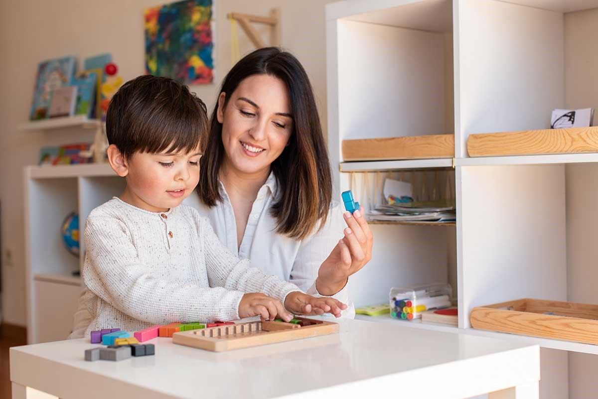 Educatrice con bambini in un ambiente luminoso e accogliente