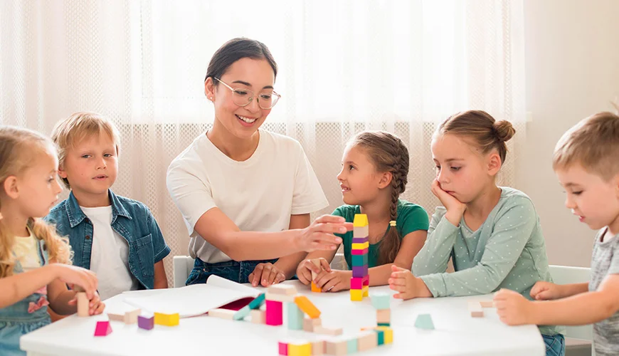 Bambini impegnati in attività creative con colori e giochi educativi